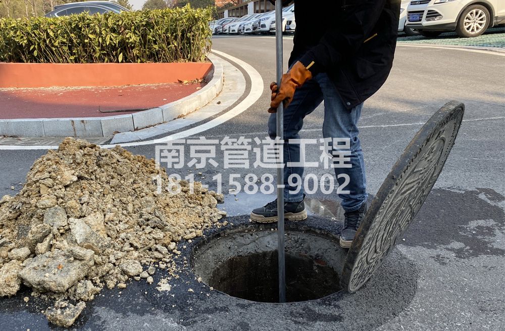 306孝陵卫管道油块清理